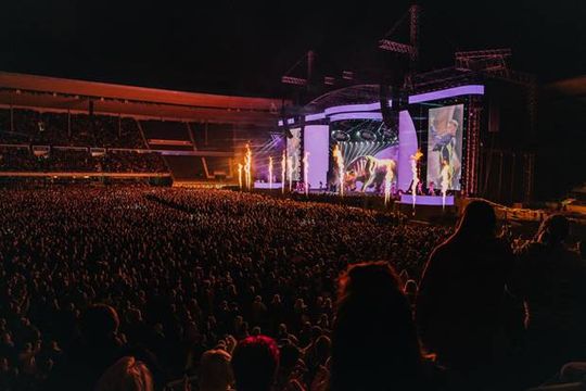 KULTAINEN HÄRKÄ. Antti Tuiskun konserteissa Olympiastadionilla syyskuussa 2022 Ilmatäytteinen n. 15m pitkä ja 8.5m korkea.